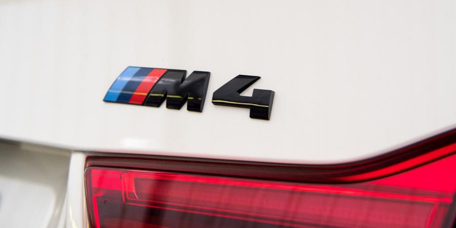 Логотип BMW M4 Coupe Pure (F82) 2017 года  (AU) (фото 5 из 8)